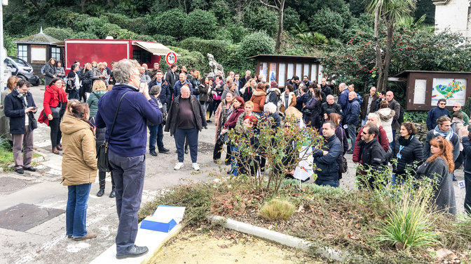 Rassemblement des personnels de l'UNS devant le portail du chateau Valrose